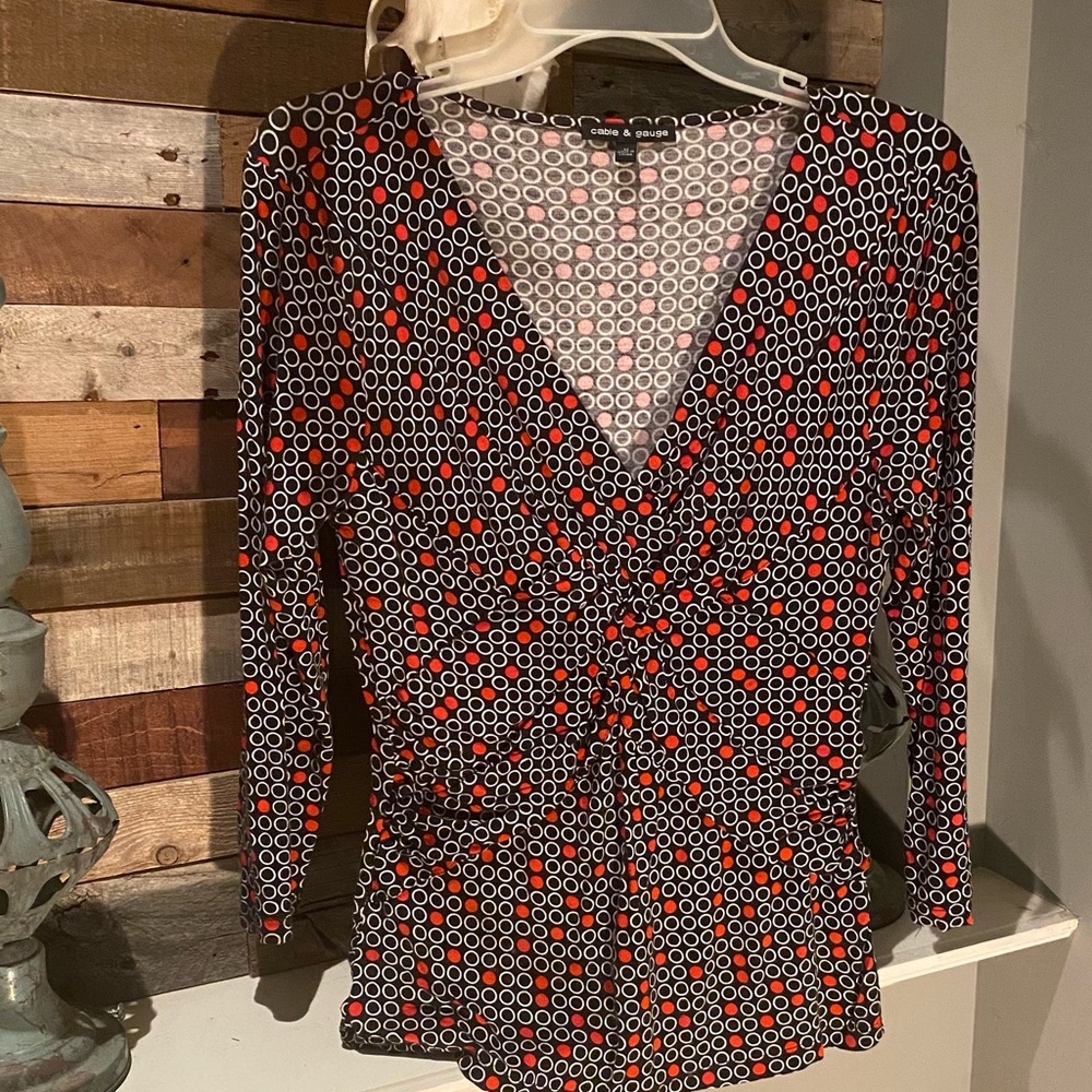 Pretty Cable and Gauge blouse with 3/4 sleeves and v-neck and fitted sides.